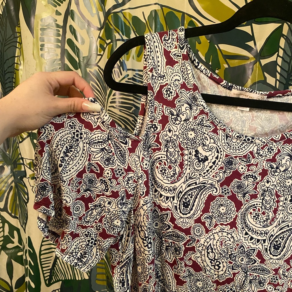 Patterned Top➰ - Picture 3 of 4